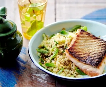 Saumon grillé, quinoa au concombre et à la menthe