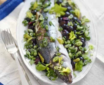 Papillote de bar aux oignons tiges et aux raisins