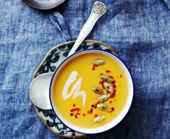 Crème de potiron au lait de coco, graines rôties et piment