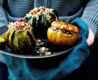 Mini-citrouilles farcies au riz sauvage, choux de Bruxelles et...