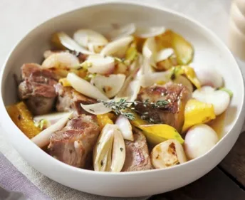 Épaule d’agneau confite, oranges, navets et échalotes