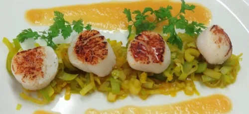 Coquilles Saint-Jacques poêlées, fondue de poireaux safranée
