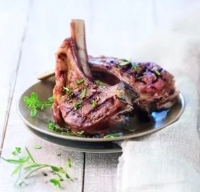 Côtelettes d'agneau à l'huile pimentée-safranée à la plancha