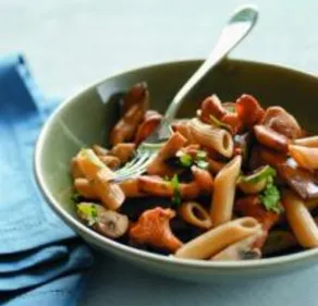 Poêlée poulet-champignons aux pâtes complètes