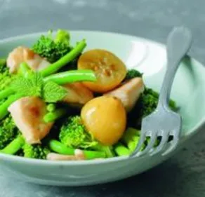 Sauté de légumes verts au poulet et citron confit