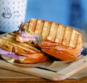 Croque-monsieur brioché raclette et roquette