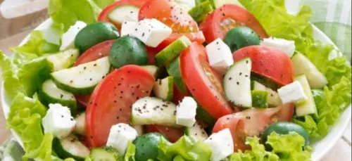 Salade de concombre au chèvre et olives