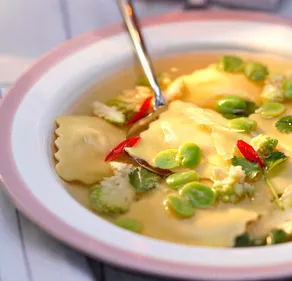 Bouillon au Pesto et aux ravioli