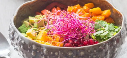 Buddha bowl au rouget, boulgour et tomates