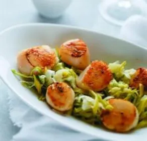 Saint-jacques aux poireaux et à la clémentine