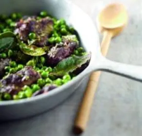 Petits pois croquants aux foies de volaille et zestes de citron