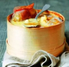 Fondue au vacherin, pommes rattes et jambon cru