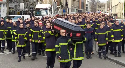 PAROLES DE POMPIERS | "On est là pour porter secours, pas pour se...