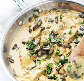 Émincé de poulet aux champignons et épinards frais