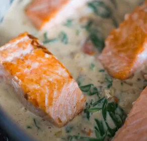 Saumon aux épinards sauce beurre blanc