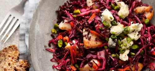 Salade de chou rouge au riz noir, gorgonzola et poulet