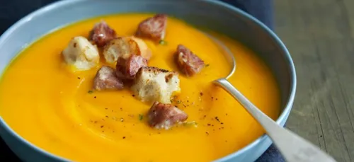 Soupe de potimarron et dés de saucisse