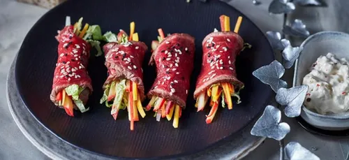 Nems de tataki de bœuf, chou chinois, pommes cuites et crème de féta