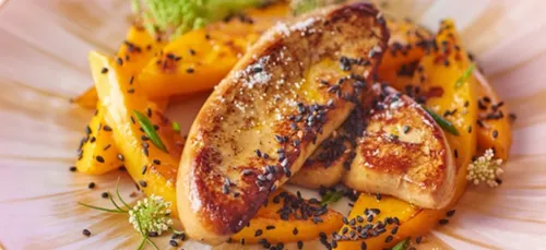 Fois gras poêlé à la mangue et sésame noir