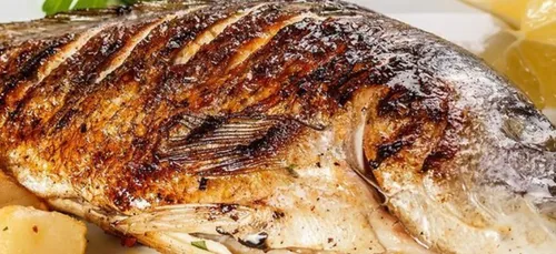 Dorade au four et ses pommes de terre tomatées