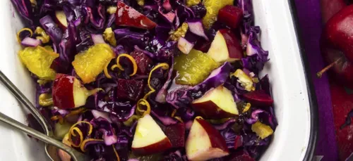 Salade détox de chou rouge, pomme, noix, orange