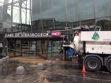 [EN IMAGES] Une rupture de canalisation provoque la pagaille à la...