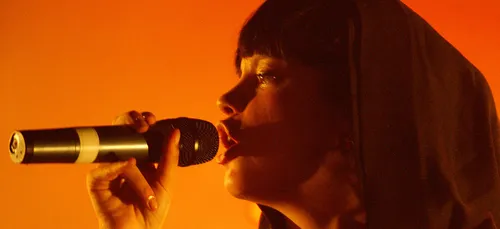 LILY ALLEN NAGE EN PLEIN BONHEUR