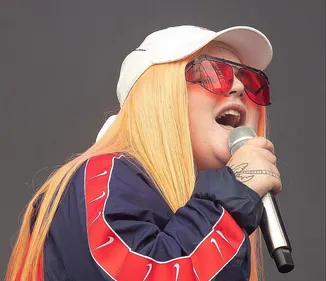 TONES AND I DONNE DES INFOS SUR SON ALBUM