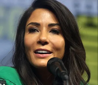 UNE ACTRICE DE LA SÉRIE RIVERDALE MÈNE UNE DOUBLE VIE