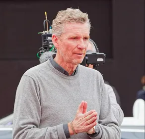 NOUVEAU PROJET SURPRENANT POUR DENIS BROGNIART