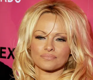 PAMELA ANDERSON A ÉCRIT UNE LETTRE À EMMANUEL MACRON