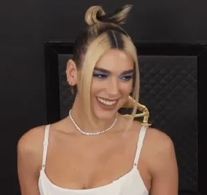 DUA LIPA FAIT UNE BELLE SURPRISE À SES FANS