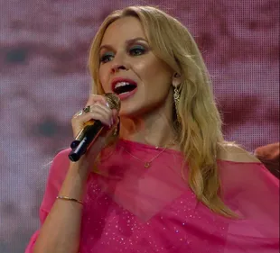 KYLIE MINOGUE BAT UN NOUVEAU RECORD DANS LES CHARTS ANGLAIS