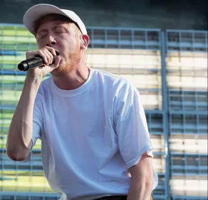 QUEL ARTISTE FRANÇAIS FAIT SON GRAND RETOUR SUR SCÈNE ?