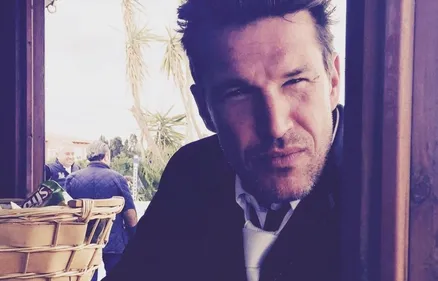 BENJAMIN CASTALDI PRÉSENTE SES EXCUSES À UNE CHANTEUSE FRANÇAISE