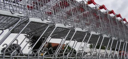 Angers : trois jeunes tentent de dérober un chariot rempli de courses