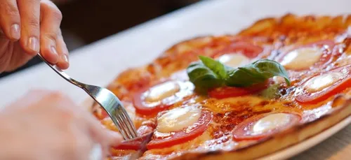 Une pizzeria inondée continue de servir ses clients (Vidéo)