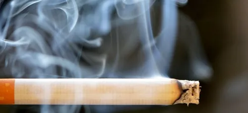 Pour punir ses élèves, un directeur les oblige à fumer des...