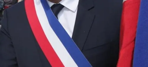 Macron absent du congrès des maires, des élus lui tournent le dos