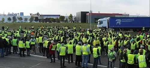 Gilets Jaunes : il tente de bloquer la route seul devant sa femme...
