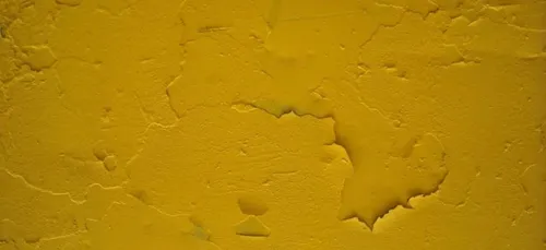 Saumur : la sous-préfecture a été aspergée de jaune