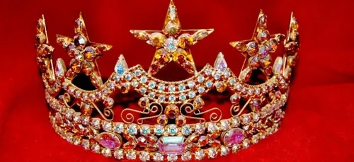 Miss Afrique 2019 : les cheveux de la gagnante prennent feu en...