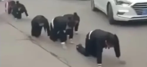 Punis par leur patron, des employés sont forcés à ramper dans la...