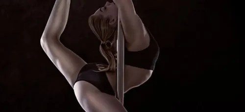 Cette danseuse de pole dance au sommet d'un immeuble donne le...