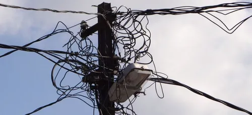 Loir-et-Cher : un chauffeur poids lourd meurt électrocuté à...