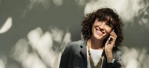 Vous marchez quand vous téléphonez ? On sait enfin pourquoi !