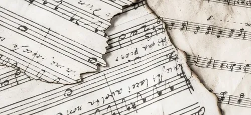 Il fait le buzz en jouant de la musique avec ses volets cassés (Vidéo)