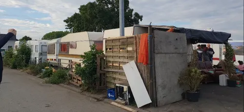 Le campement illicite rue du Maine à Angers évacué