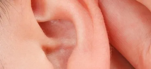 Un médecin fait une découverte surprenante dans l’oreille d’un...