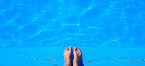 Déféquer dans les piscines, le nouveau défi dangereux des...